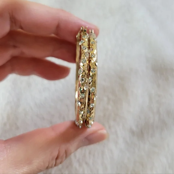 NWOT Elegant Crystal Accented Gold Tone Hammered Hoop Earrings - Picture 4 of 8